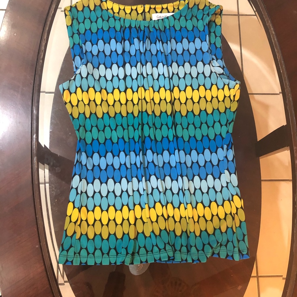 Sleeveless medium top